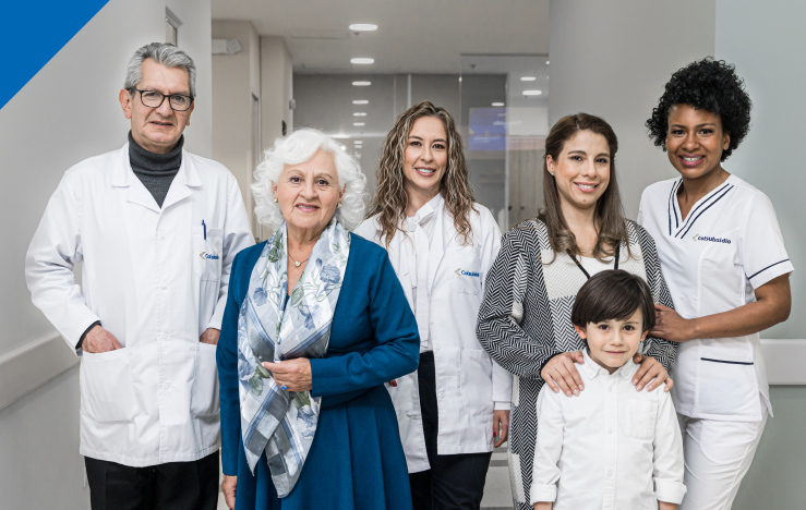 familia y profesionales de la salud felices en una clinica colsubsidio