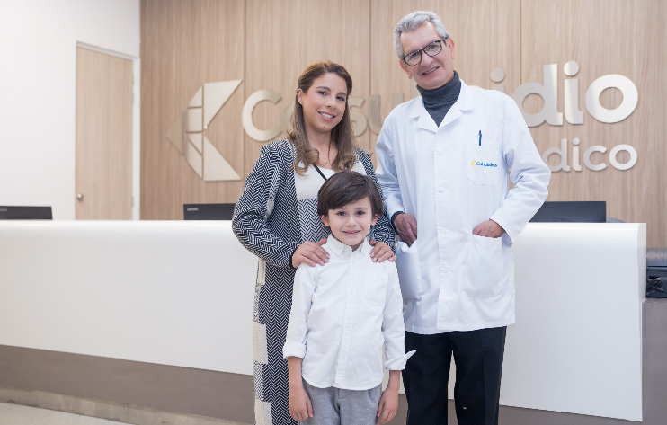 doctor del plan t cuida junto a mamá e hijo