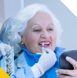 mujer de edad recibiendo servicios odontologicos