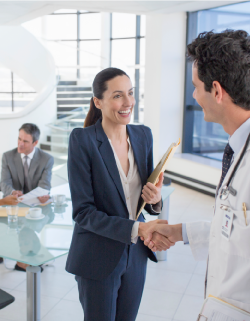 doctor del pac plan t cuida estrechando mano de mujer
