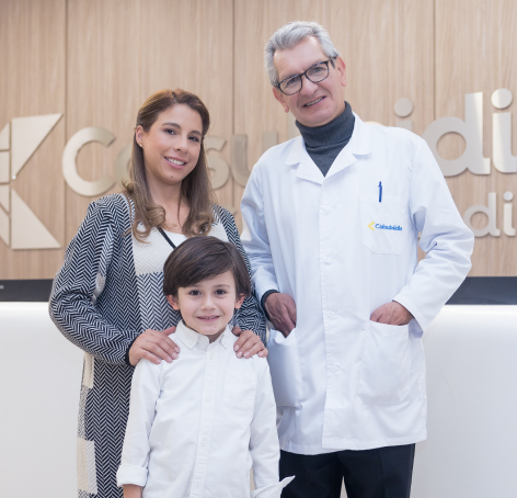 familia feliz junto a doctor del plan complementario colsubsidio
