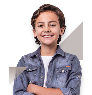 nino sonriente y de brazos cruzados