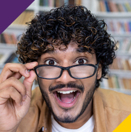 hombre feliz de acceder al servicio de ortoptica con montura de lentes