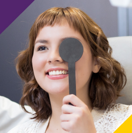 mujer haciendose un examen de ojos para terapia ortoptica