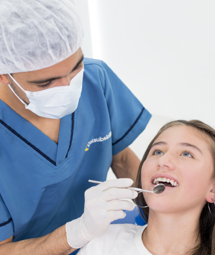 odontologa revisando los dientes de una joven