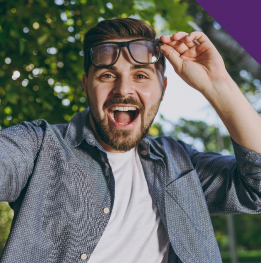 joven levanta sus lentes y disfruta de su cirugia de ojos