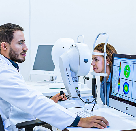 oftalmologo haciendo examen de ojos a paciente