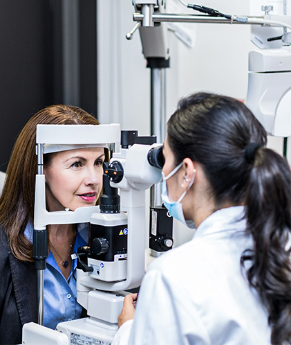 oftalmologa valorando salud visual de paciente