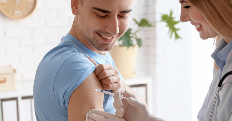 hombre recibiendo el servicio de vacunacion colsubsidio