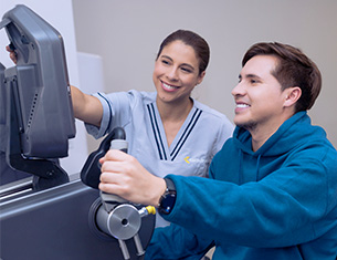 paciente y enfermera miran pantalla tras un examen colsubsidio