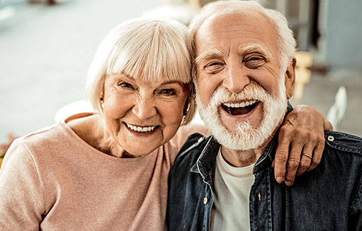 pareja de adultos mayores juntos y sonriendo