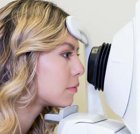 paciente recibiendo examen de los ojos de corneologo