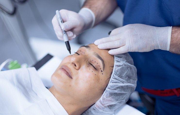 mujer recibiendo oculoplastia