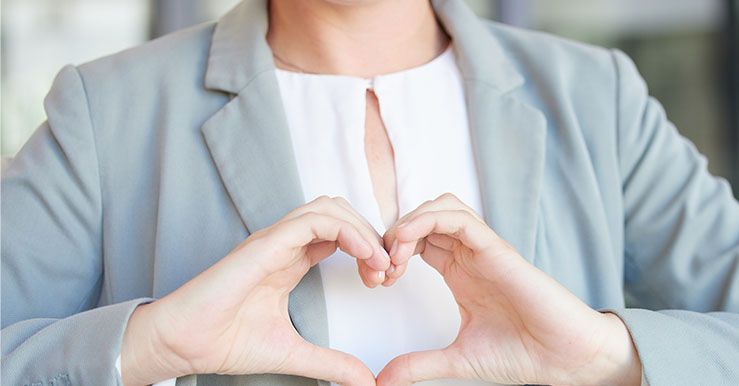 manos de mujer haciendo simbolo de corazon