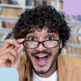 Hombre feliz con gafas