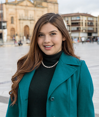 Mujer está sonriendo en plaza de Fusagasugá