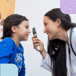 Optometra está en consulta con niño