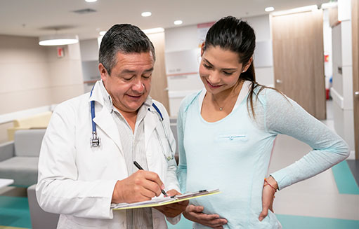 Medico asesora a paciente