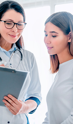 doctora explicandole a paciente sobre prevencion