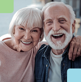 pareja de edad mayor estan sonriendo abrazados