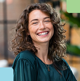 mujer en primer plano esta sonriendo