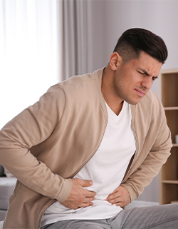 hombre con cáncer de colon 