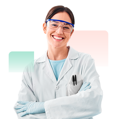 cientifica sonriendo con brazos cruzados