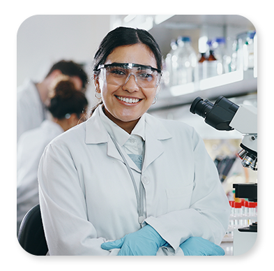 cientifica con gafas sonriendo