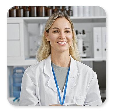 Cientifica sonriendo con brazos cruzados
