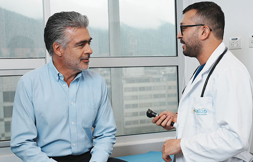 medico de colsubsidio con paciente