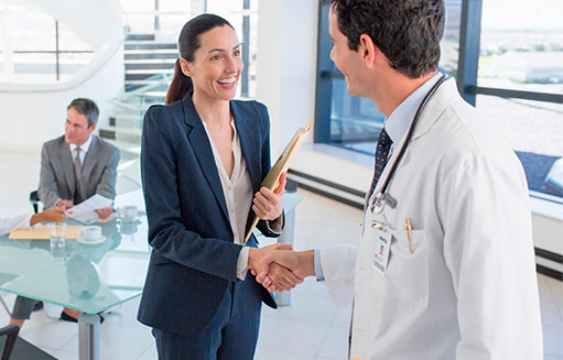 mujer empresaria le da la mano a medico