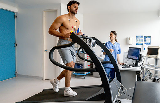 hombre haciendo prueba de esfuerzo