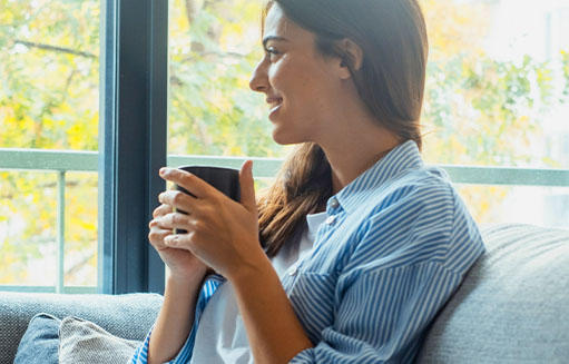 mujer tranquilando con taza en la mano