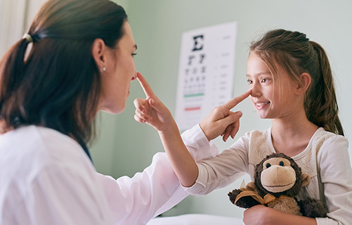 doctora tocando la nariz a niña