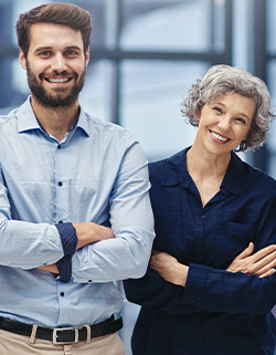 hombre y mujer mayor sonriendo