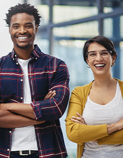 mujer y hombre afro sonriendo