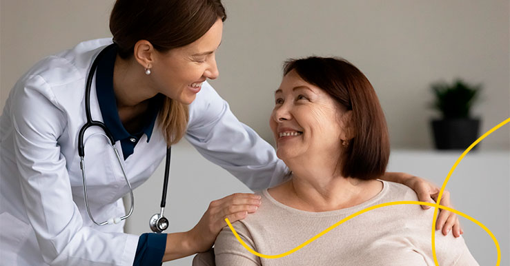 doctora mira a paciente sonriendo