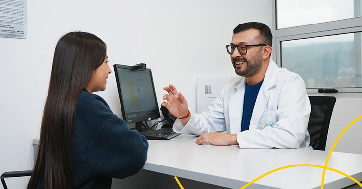 doctor sonriendo hablando con paciente
