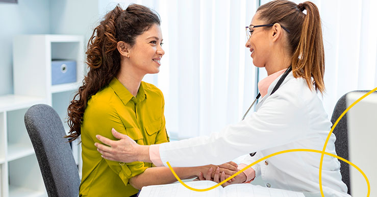 doctora da la mano a paciente