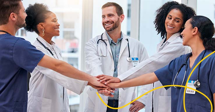 grupo de medicos chocan la mano