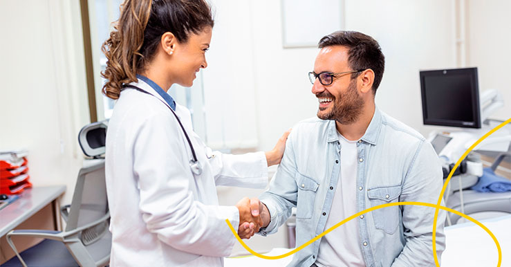 doctora le da la mano a paciente