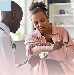 mujer afro en consulta de dermatologia