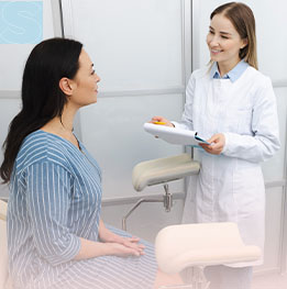 mujer en consulta de ginecologia con doctora