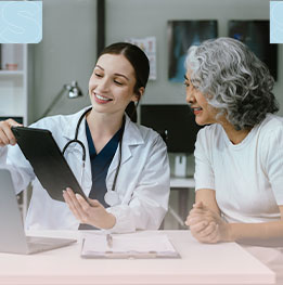 mujer mayor sonrie junto a medica