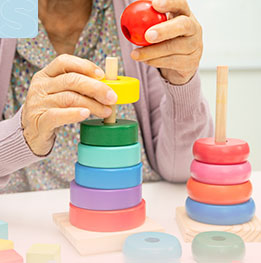 manos de mujer mayor en juego de habilidad mental