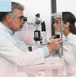 mujer esta en examen de oftalmologia