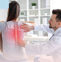 medico observa espalda de paciente