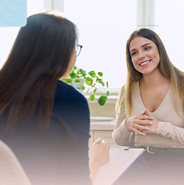 mujer sonriendo en consulta con psicologa