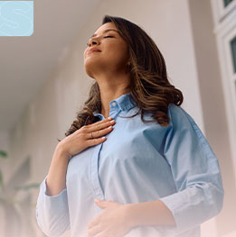 mujer respirando tranquila