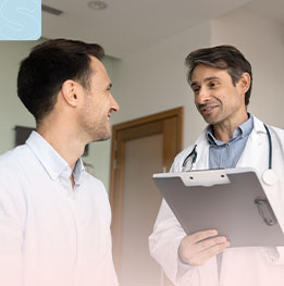 hombre sonrie en consulta con el doctor